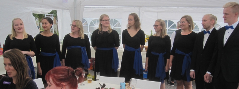 Vivace-kuoro ilahdutti juhlayleisöä korkeatasoisilla esityksillään.