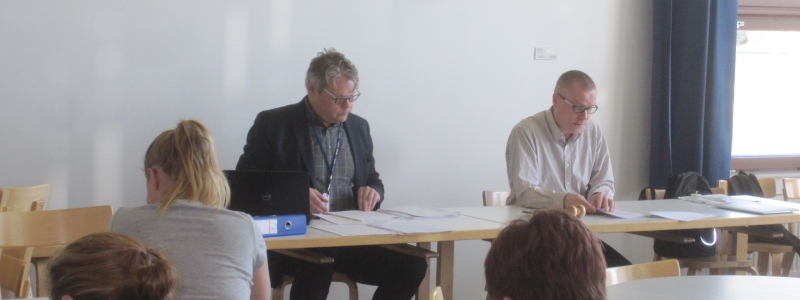 Vaikka yhtiökokouksessa 8.5.2018 käsiteltiin isoja asioita, sujui kokous leppoisasti. Kari Nieminen (oik.) ja uusi isännöitsijä Harri Kangasmäki Realiasta johtamassa yhtiökokousta.