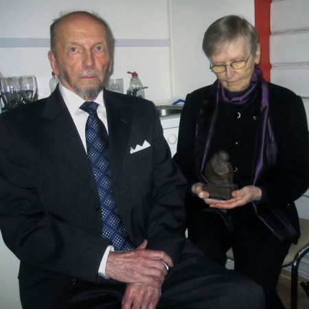 Urpo ja Leena Rantamäki. Sotalapsi Leenalla kädessään pienoispatsas Pieni ikuisuus