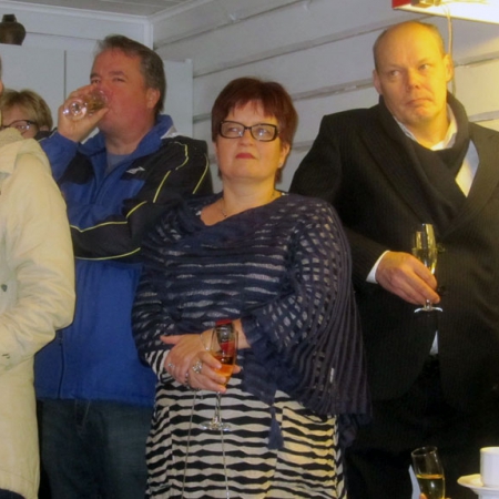 Tervetulopuhetta  kuuntelemassa