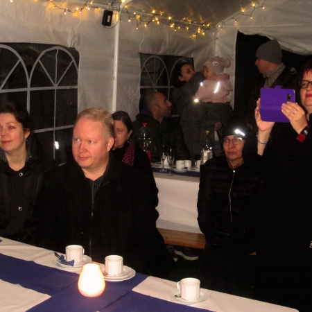 Juhlayleisöä musiikkiteltassa