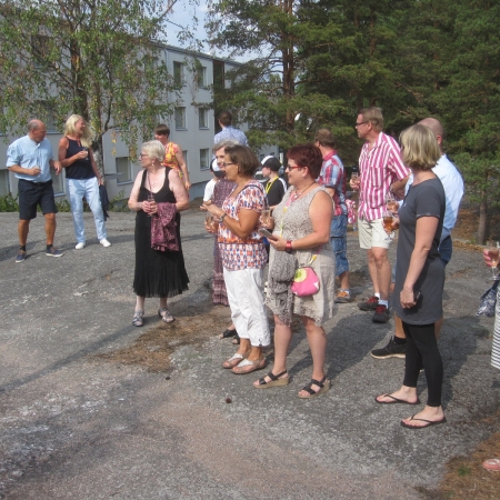 1. Kaunis sää suosi lähes koko illan As. Oy Mellunhirven 50-vuotisjuhlaa 18.8.2018. Tässä valmistaudutaan nostamaan maljaa meille kaikille