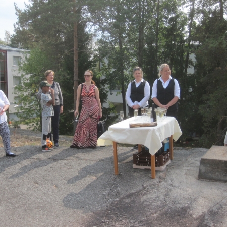 3. Pitopalvelu hoiti serviisin ammattitaidolla juhlajuomasta ruokatarjoiluun ja kakkukahveihin