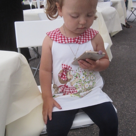 9. Vai oliko nuorin juhliin osallistuja Solomia Bilyk. Kännykkäkuvan seuraaminen ainakin näyttää onnistuvan hyvin.