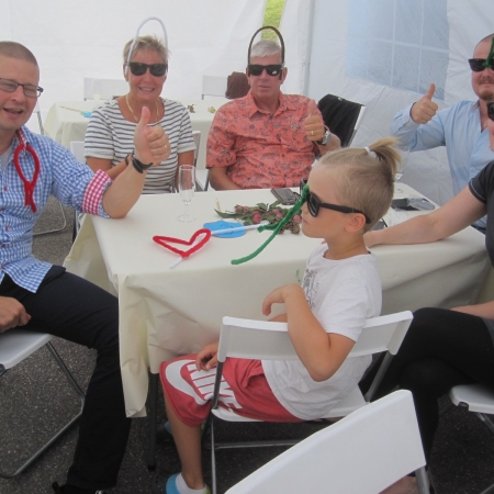 11. Tietovisan voittajajoukkue tuuletti kisan jälkeen.