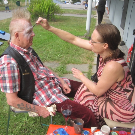 3. Tuomo Kekin irokeesikampaukseen piti tietysti saada myös sopiva kasvomaalaus. Kasvomaalarina Virve Balk.