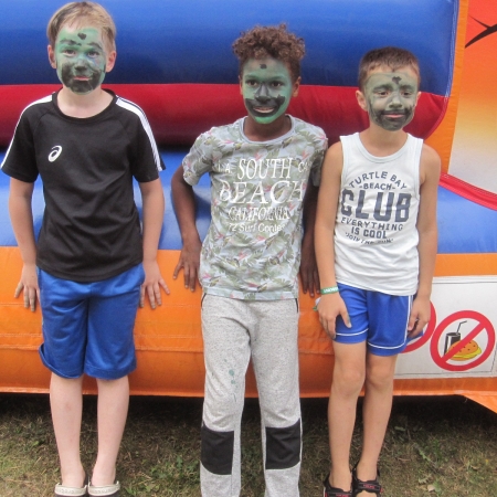 16. Vaan pitihän sitä itsekin päästä maalaamaan omaa naamaa. Väinön ja Malikin seuraan on liittynyt myös Makar (oik.)