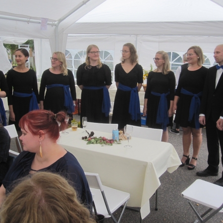 20. Taidenautintoa. Vivace kuoro esitti Tuuli Björkmanin johdolla 4-5 kappaletta. Kuoro on pian lähdössä esiintymään Portugaliin.