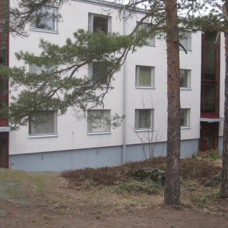 Asunto Oy Mellunhirven talo 1, raput A, B ja C. Kuvan ikkunat katsovat itäsuuntaan.