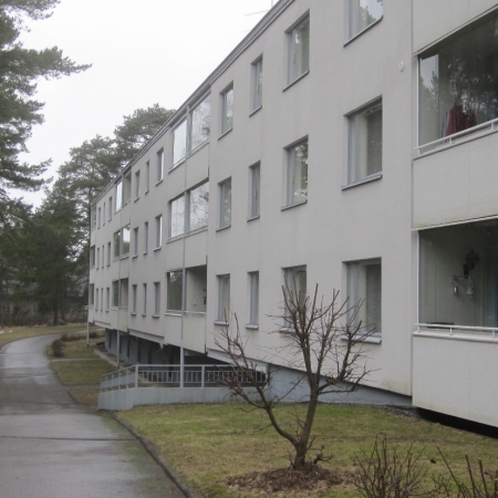 Talo 3. Parvekkeet ja ikkunat etelän suuntaan.