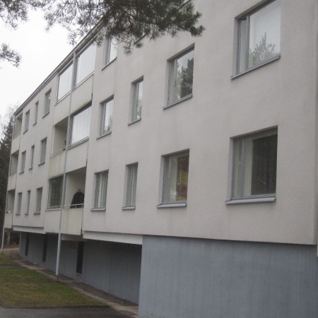 Talo 4. Parvekkeet ja ikkunat idän suuntaan.